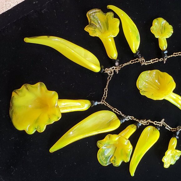 TRUE VINTAGE YELLOW GLASS NECKLACE AND EARRINGS - Picture 2 of 3
